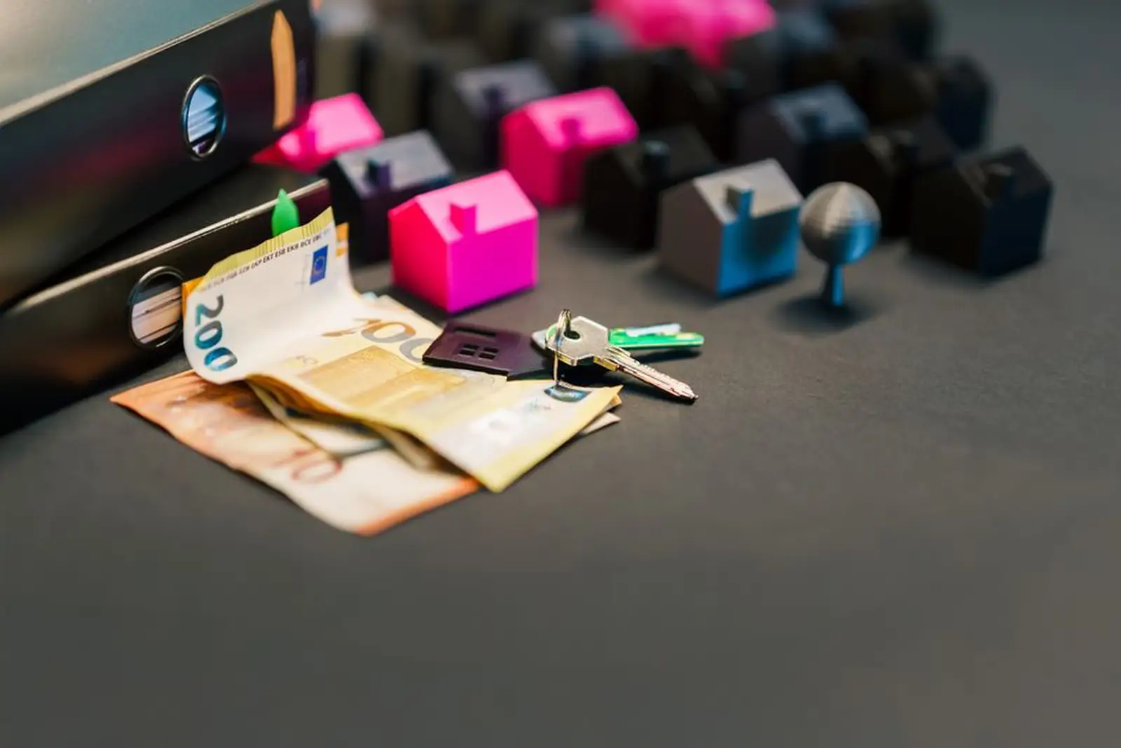 Deux piles de devis d'assurance habitation côte à côte, stylo et lunettes posés sur un bureau